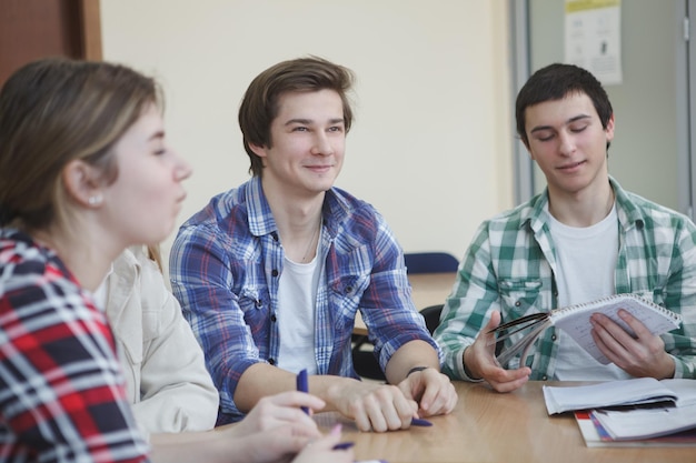 Estudantes universitários felizes conversando na aula