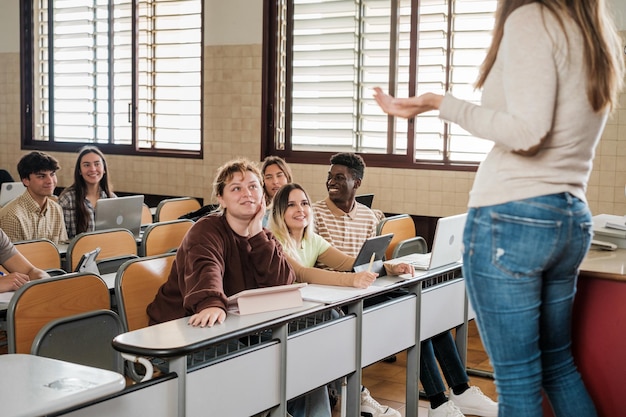 Estudantes universitários que atendem às explicações do professor em sala de aula