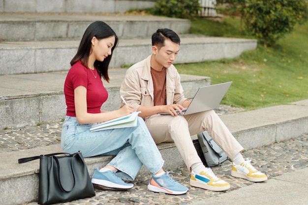 Estudantes universitários que passam o tempo no campus