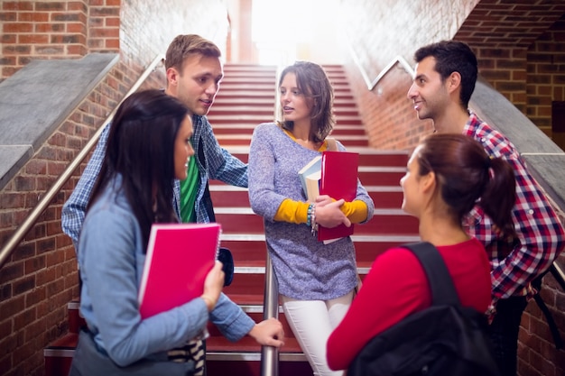 Estudantes universitários que se convertem em escadas na faculdade