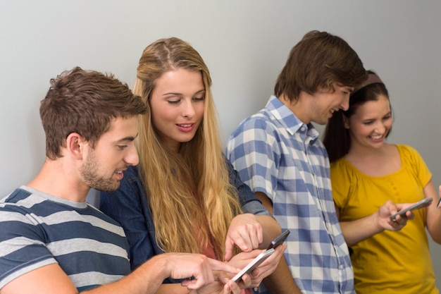 Estudantes universitários usando celulares