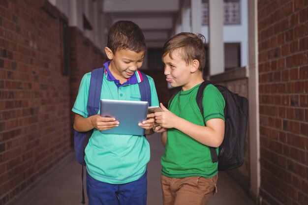 Estudantes usando um tablet e um telefone inteligente