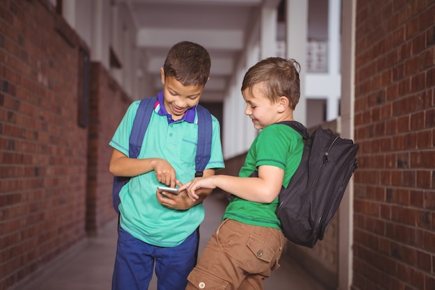 Estudantes usando um telefone celular