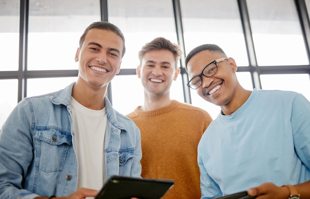 Estude tablet digital e retrato de alunos ou amigos felizes com informações do curso projeto de grupo universitário ou colaboração trabalho em equipe Homens universitários com tecnologia para aplicativo de aprendizado on-line juntos