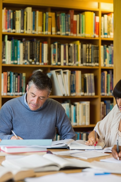 Estudiando en la biblioteca