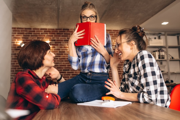 Estudiando el trabajo en equipo divertido