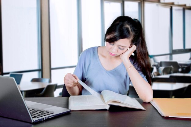 Estudiante aburrido está estudiando en el aula