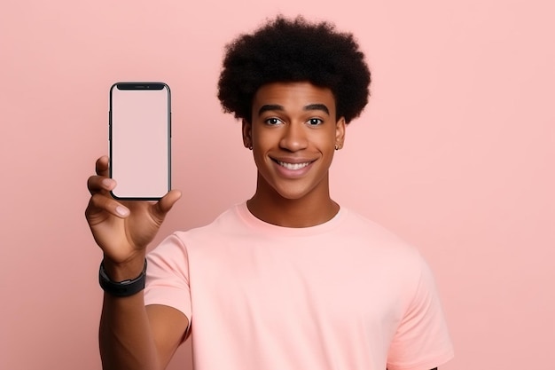 Estudiante adolescente afroamericano feliz sosteniendo un teléfono móvil señalando con el dedo