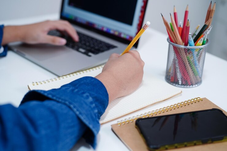 Foto estudiante adolescente asiático escribe la tarea con una computadora portátil aprendiendo el concepto de educación universitaria
