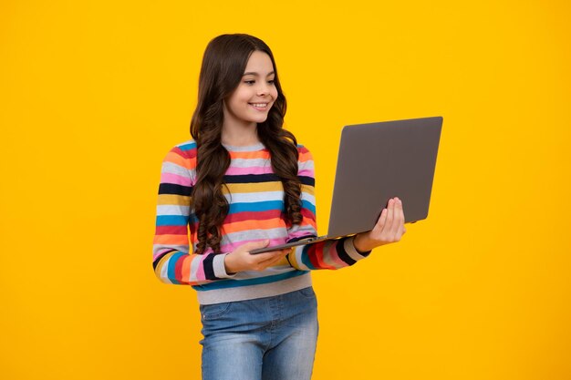 Estudiante adolescente colegiala con laptop sobre fondo aislado Online webinar elearning lección pc