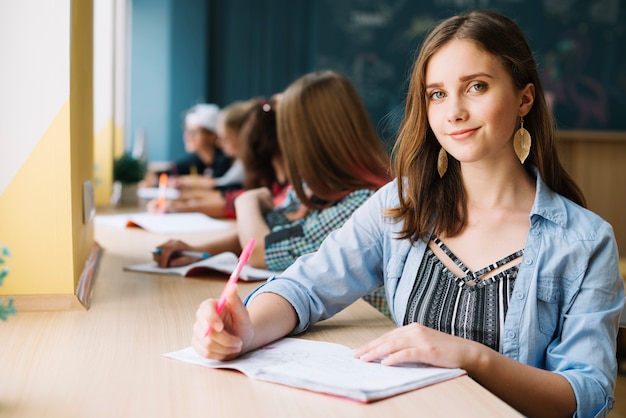 Foto estudiante adolescente mirando la cámara