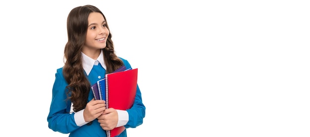 Estudiante adolescente sonriente aislado en colegiala de educación secundaria blanca con cuaderno Banner