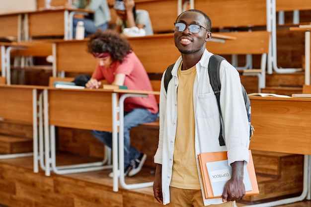 estudiante africano estudiando en la universidad