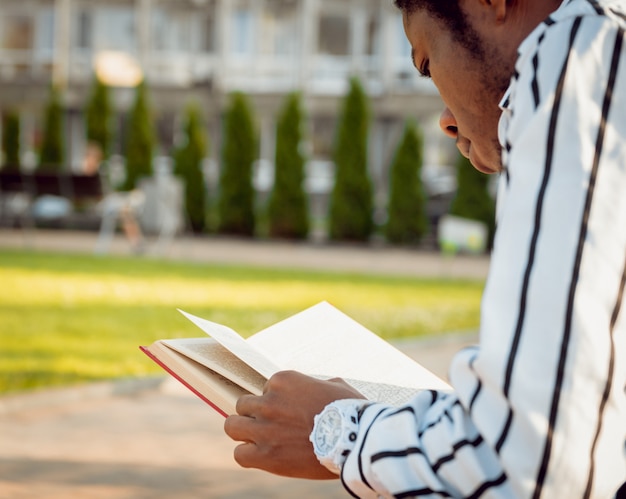 Estudiante africano en el parque.