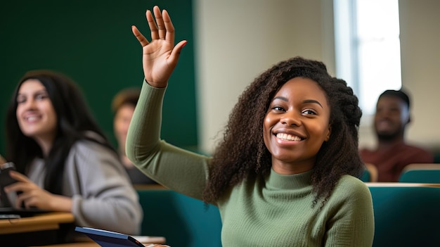 Estudiante afroamericana feliz levantando la mano para hacer una pregunta durante una conferencia en el aula