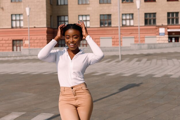 Estudiante afroamericano sonríe en día soleado