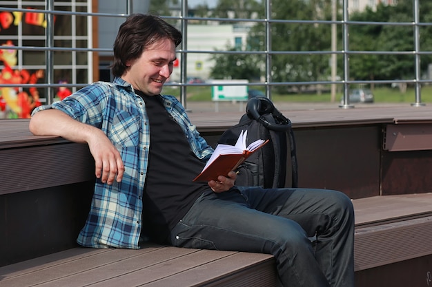 Estudiante al aire libre aprende solo