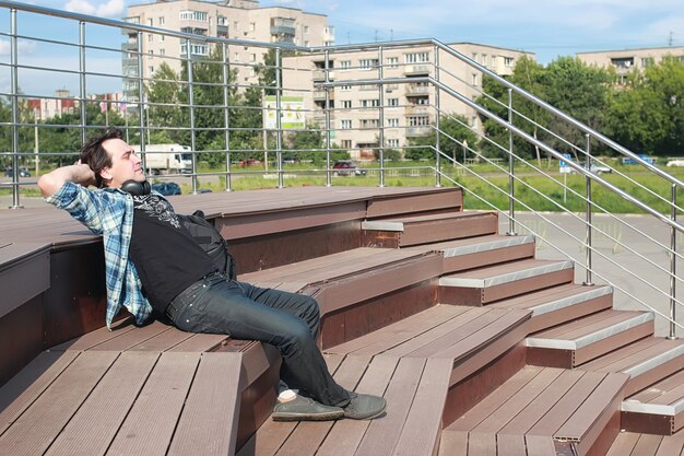 Estudiante al aire libre aprende solo