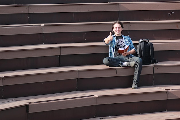 Estudiante al aire libre aprende solo