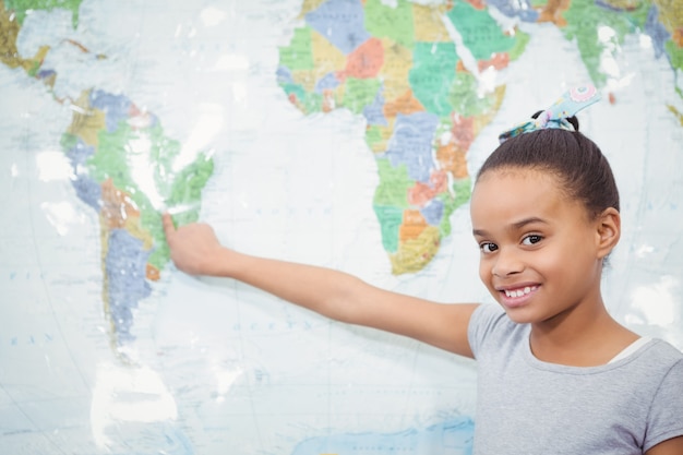 Estudiante apuntando a un mapa del mundo