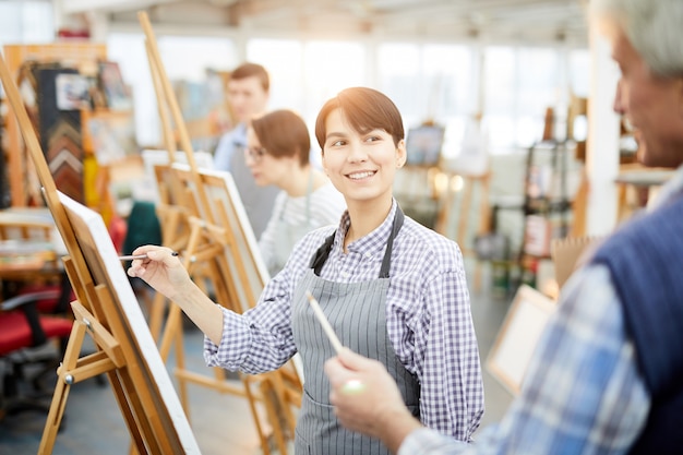 Estudiante de arte sonriente