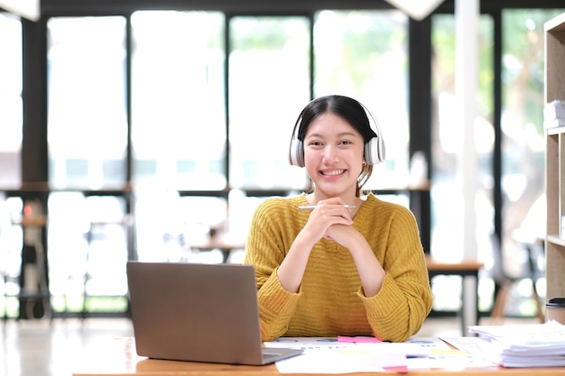 Estudiante asiática, clase de aprendizaje en línea, estudio en línea, videollamada, profesor de zoom, niña asiática feliz, aprende inglés en línea con una computadora portátil