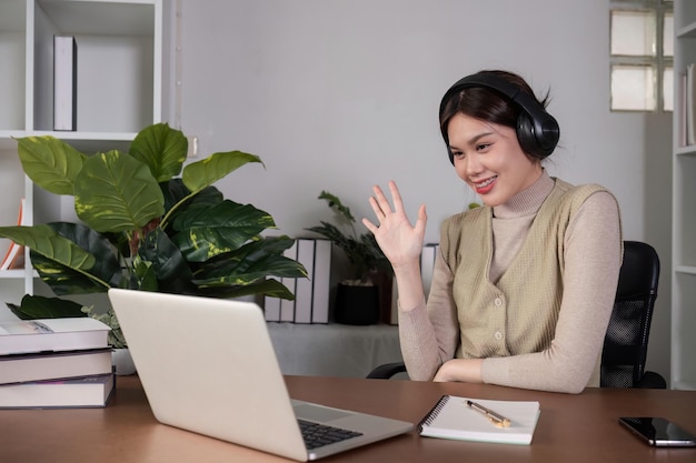 Estudiante asiática estudiando video llamadas en línea a través de zoom sobre administración de negocios y
