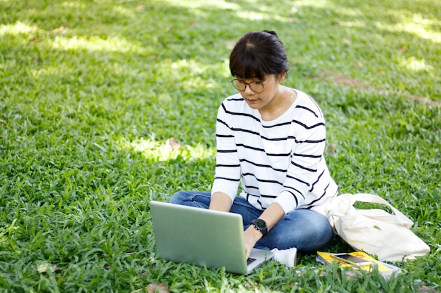 Estudiante asiática haciendo la tarea con diligencia