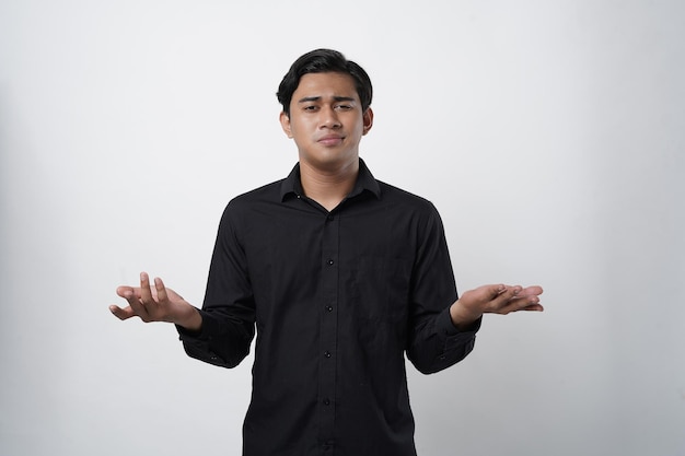 Estudiante asiático aburrido con camisa casual asiste a una conferencia poco interesante y aburrida con la palma de la cara magra