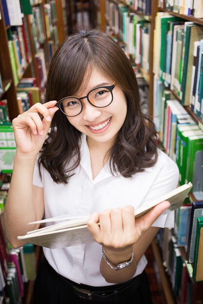 Estudiante asiático en biblioteca