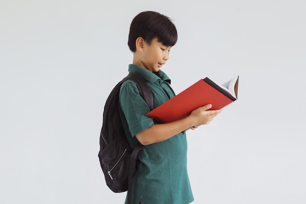 Un estudiante asiático está leyendo un libro.