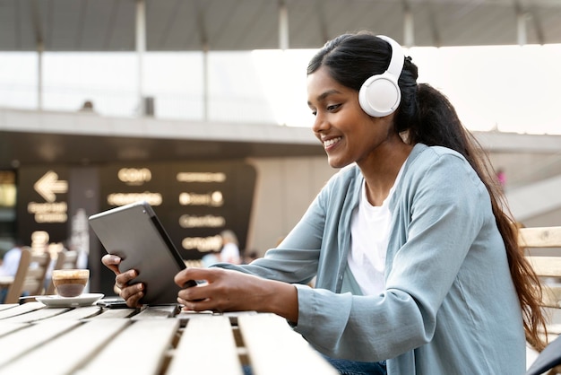 Estudiante asiático feliz con tableta digital estudiando, aprendizaje a distancia, educación en línea