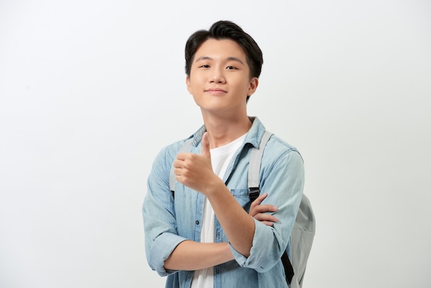 Estudiante asiático joven alegre con una mochila