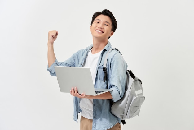 Estudiante asiático joven alegre con una mochila