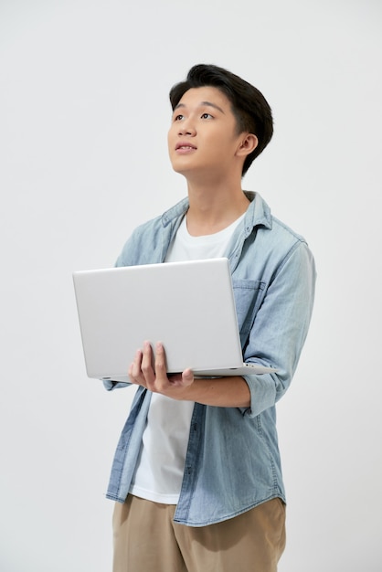 Estudiante asiático joven alegre con un portátil