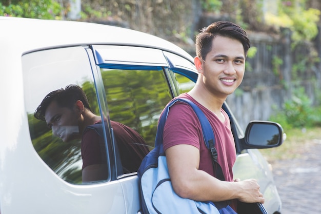 Estudiante asiático con mochila