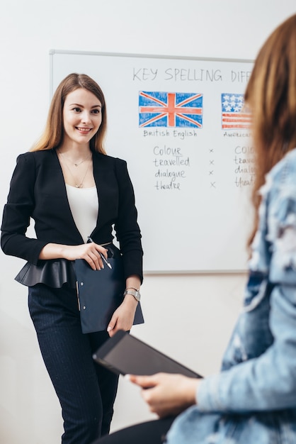 Foto estudiante en aula, aprendizaje de idiomas, preparación de exámenes.