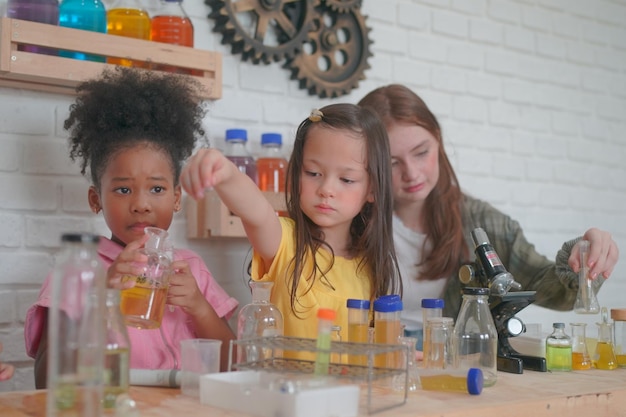 Estudiante en el aula niña feliz divertido estudiar y jugar con la experimentación en clase