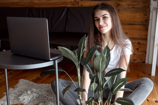 Foto estudiante autónomo optimista pensativo en traje casual