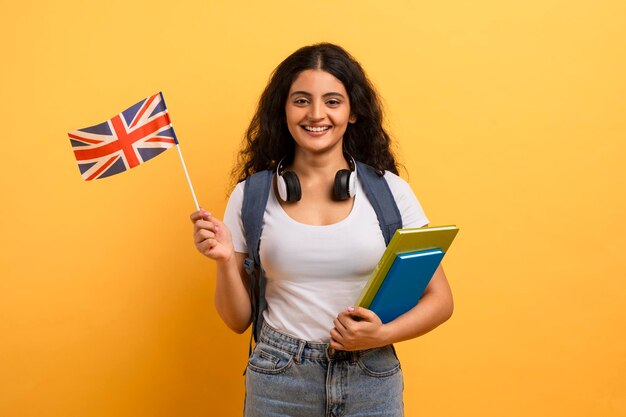 Estudiante con bandera británica y cuadernos