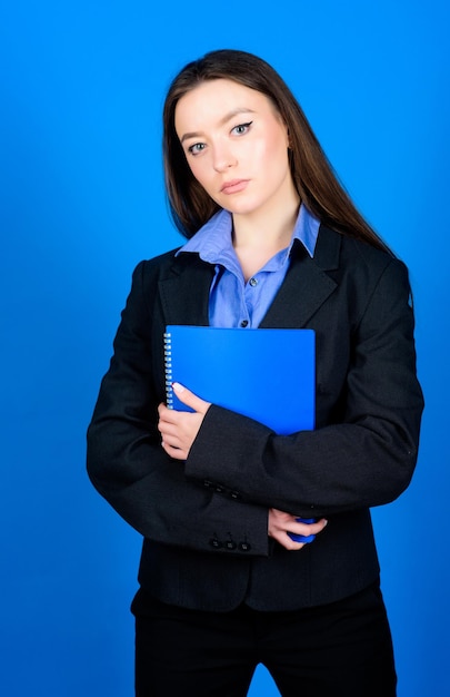 Foto estudiante de belleza inteligente nerd en ropa formal moda de negocios colegiala con carpeta de documentos mujer en chaqueta con notas de papel listo para la lección educación vida de estudiante de empresaria