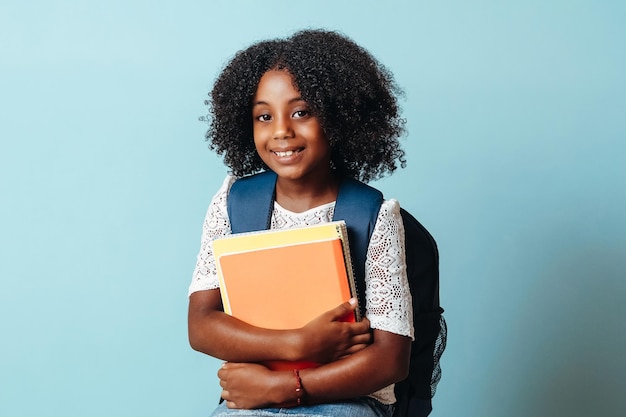 Foto estudiante con una bolsa con cuadernos