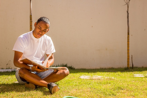 Estudiante brasileño joven negro.