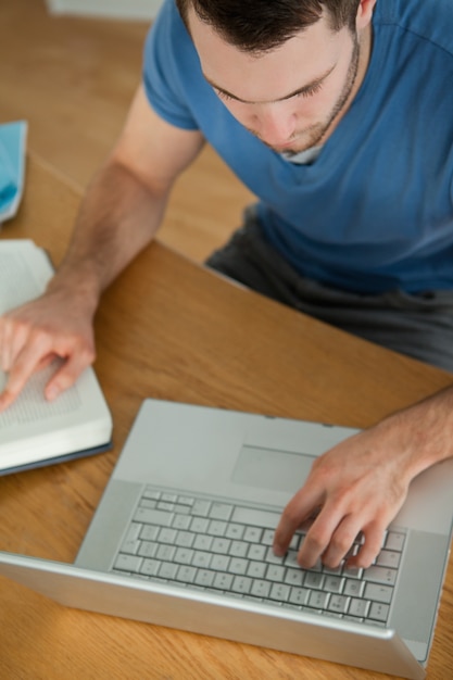 Estudiante buscando algo en internet