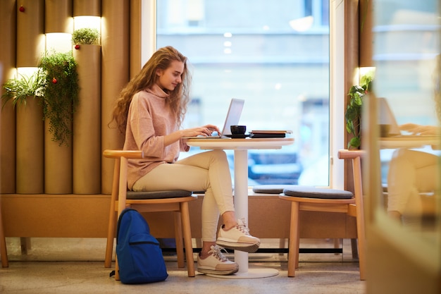 Estudiante en café