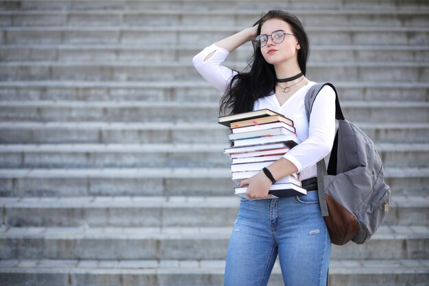 Estudiante en la calle con libros