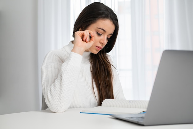 El estudiante cansado y frustrado siente estrés antes del examen