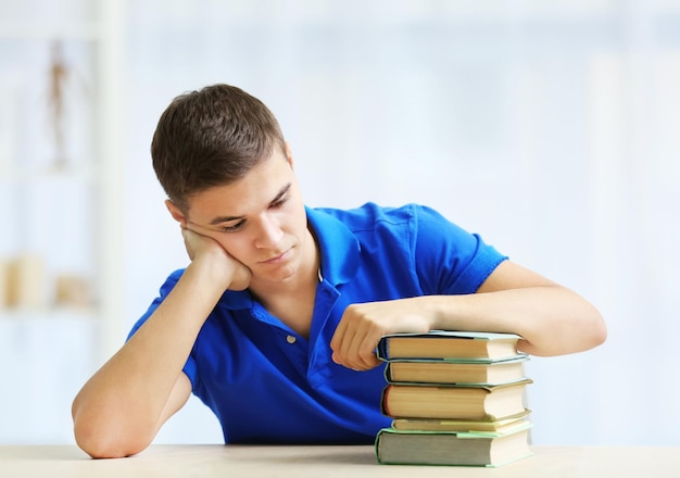 Estudiante cansado de hacer la tarea en casa