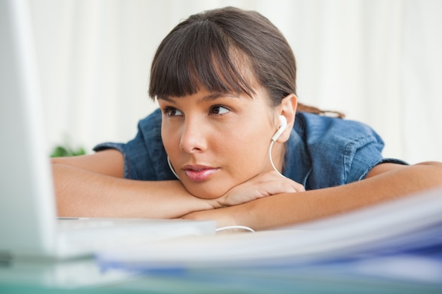 Estudiante cansado mirando la pantalla de su portátil