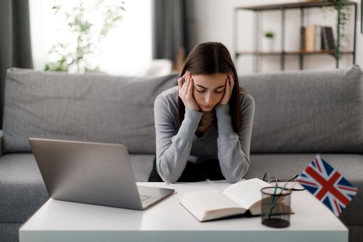 Estudiante cansado usando laptop